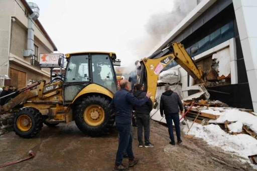 Mobilya fabrikasında yangın: 1 &ouml;l&uuml;, 1&rsquo;i ağır 7 yaralı
