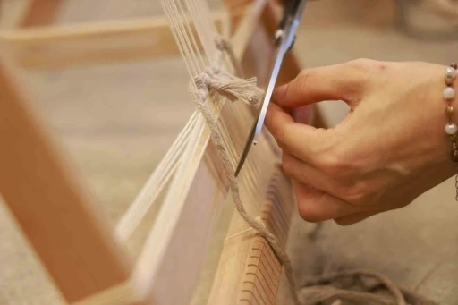 Moda Akademisi’nde öğrenciler Hereke ipek halısı dokumayı öğrendi
