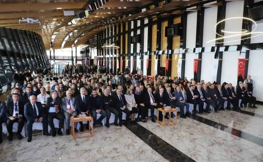Moderatörlüğünü Rektör Hacımüftüoğlu’nun yaptığı &quot;Kariyer yolculuğu söyleşisi&quot; düzenlendi
