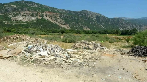 MOLOZ YIĞINLARI KARABAĞLAR YAYLASI' NI TEHDİT EDİYOR 