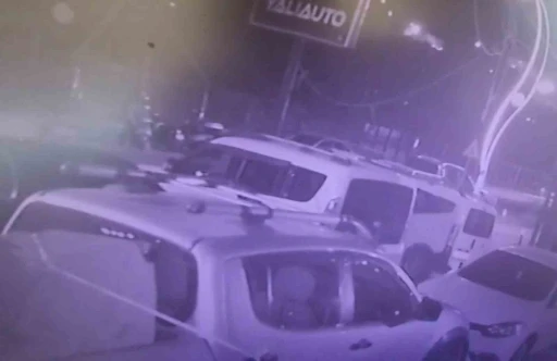 Motiseklet kaskı çalan şahısların o anları kamerada
