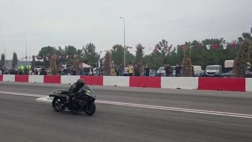 Motodrag yarışlarında bariyerlere &ccedil;arpan motosikletin s&uuml;r&uuml;c&uuml;s&uuml; yaralandı
