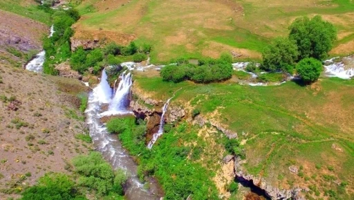 Motokroscuların kamerasından Erzincan&rsquo;ın saklı cenneti Konarlı Şelalesi
