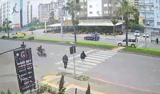 Motokurye kız &ccedil;ocuğuna &ccedil;arptı, o anlar g&uuml;venlik kamerasında
