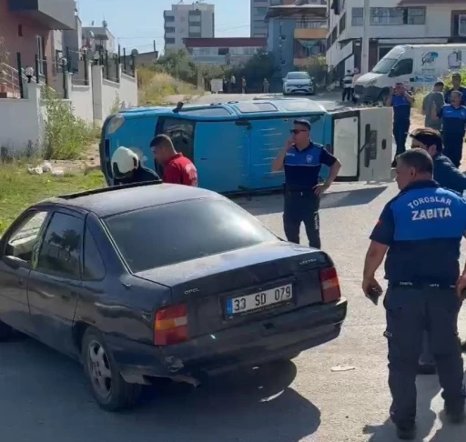 Motor ehliyetli otomobil sürücüsünün çarptığı zabıta aracı devrildi: 2 yaralı
