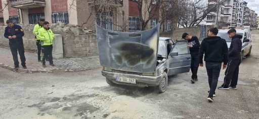 Motor kısmı tutuşan otomobili yanmaktan itfaiye kurtardı
