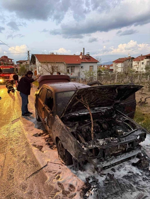 Motor kısmında &ccedil;ıkan yangın otomobili k&uuml;le &ccedil;evirdi
