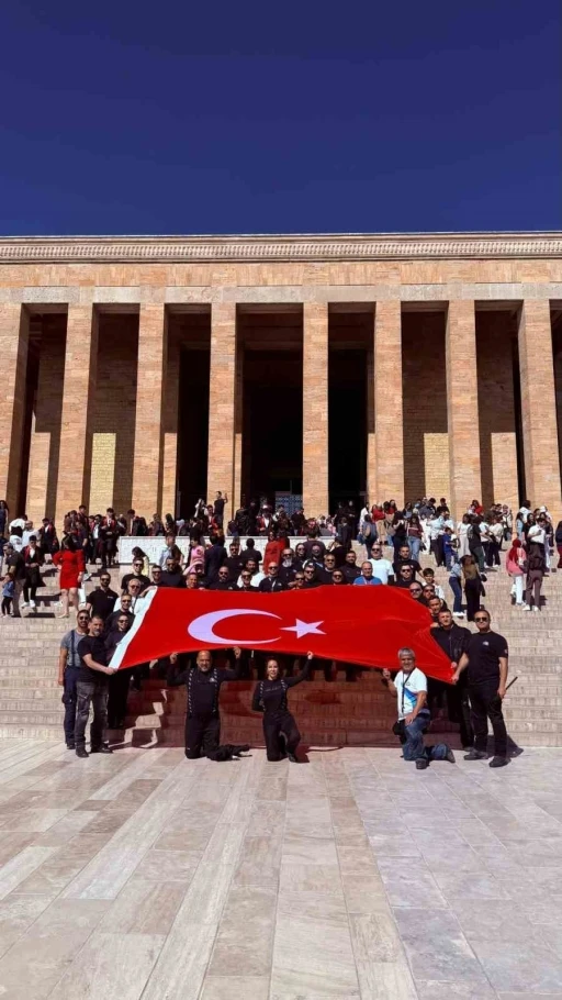Motorculardan Anıtkabir&rsquo;e "bayrak s&uuml;r&uuml;ş&uuml;"
