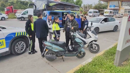 Motorlu bisiklet, motosiklete arkadan &ccedil;arptı: 2 s&uuml;r&uuml;c&uuml; yaralandı
