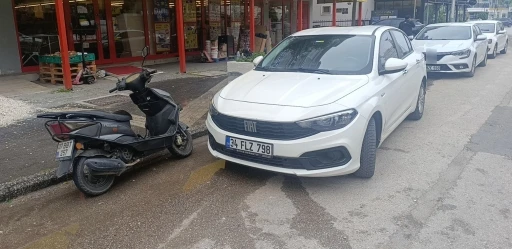 Motorlu bisiklet otomobile çarptı
