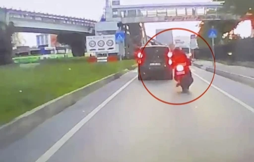 Motosiklet dolmuş minib&uuml;se arkadan &ccedil;arptı: 1 yaralı
