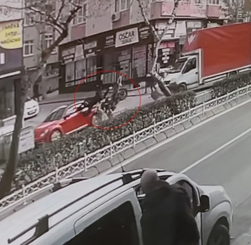 Motosiklet d&ouml;n&uuml;ş yapan kamyonete ve park halindeki otomobile &ccedil;arpıp takla attı
