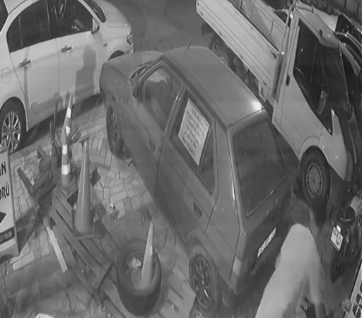 Motosiklet hırsızlığı g&uuml;venlik kamerasında
