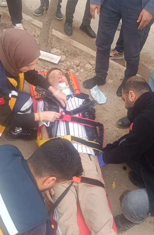 Motosiklet ile aracın çarpışma anı kameraya yansıdı
