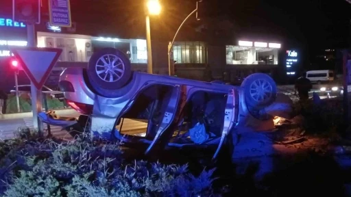 Motosiklet ile &ccedil;arpışan otomobil takla atarak ters d&ouml;nd&uuml;: 1&rsquo;i ağır 4 yaralı
