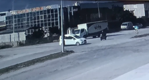 Motosiklet ile hafif ticari ara&ccedil; &ccedil;arpıştı: 1 yaralı
