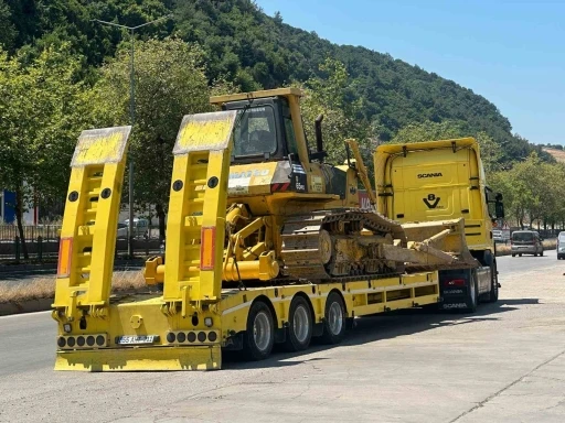 Motosiklet ile iş makinesi taşıyan tır &ccedil;arpıştı: 1 yaralı
