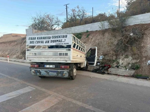 Motosiklet ile kamyonet çarpıştı: 1 ölü
