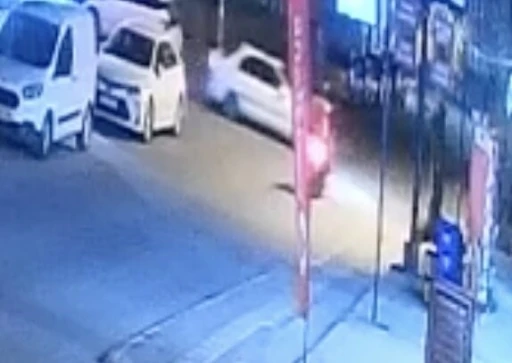 Motosiklet ile otomobilin &ccedil;arpışması kameraya yansıdı
