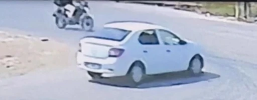 Motosiklet ile otomobilin çarpıştığı kaza kamerada

