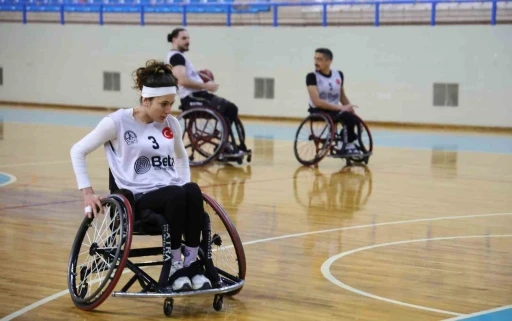 Motosiklet kazasında engelli kalan gen&ccedil; kız, hayata basketbolla tutundu
