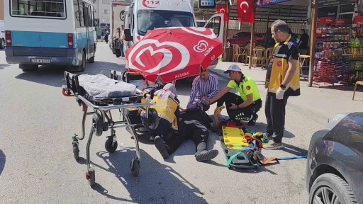 Motosiklet kazasında yaralanan yayayı güneşten şemsiye yardımıyla korudular
