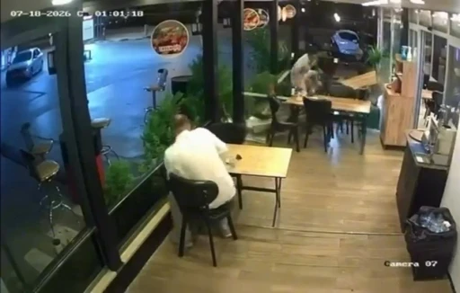 Motosiklet lokantada oturan m&uuml;şteriye &ccedil;arptı

