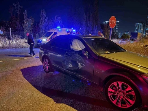 Motosiklet otomobile çarptı: 1’i ağır 4 yaralı
