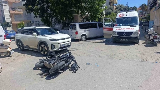 Motosiklet otomobile &ccedil;arptı , o anlar g&uuml;venlik kamerasına yansıdı:1 yaralı
