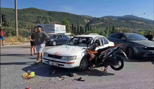 Motosiklet otomobile ok gibi saplandı
