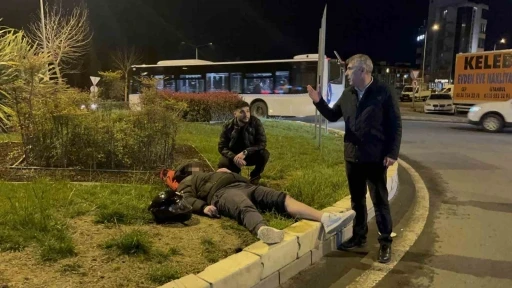 Motosiklet otomobile ok gibi saplandı: Kaza anı kamerada
