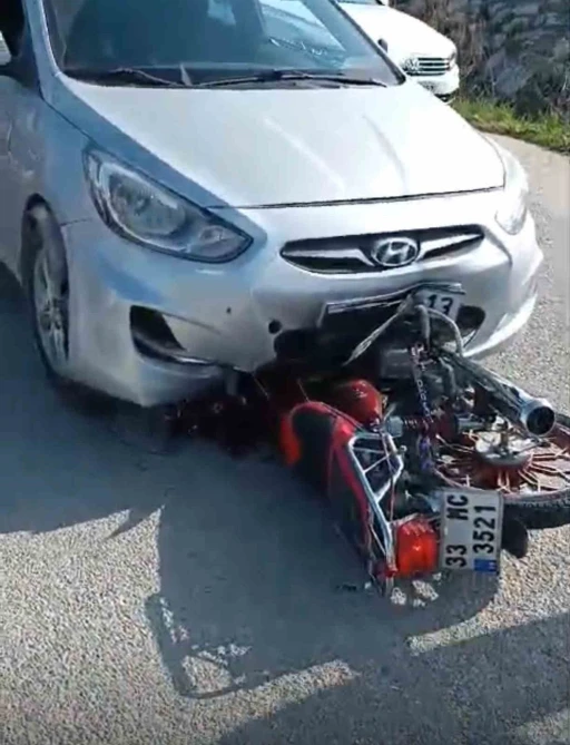 Motosiklet otomobilin altına girdi
