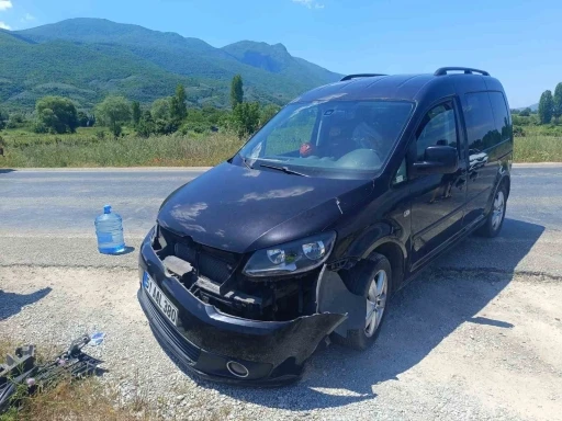 Motosiklet otomobille &ccedil;arpıştı : S&uuml;r&uuml;c&uuml; ağır yaralı
