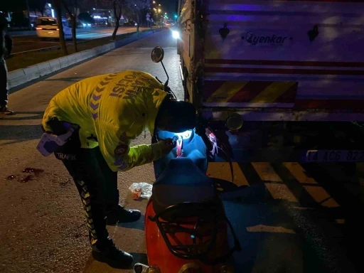 Motosiklet park halindeki kamyonete çarptı: 1 yaralı

