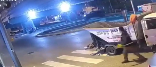 Motosiklet pikaba &ccedil;arptı: 2 ağır yaralı

