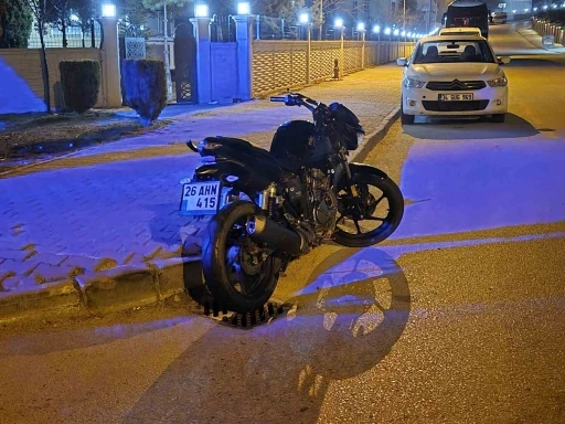 Motosiklet, servis aracı ile &ccedil;arpıştı: 2 yaralı
