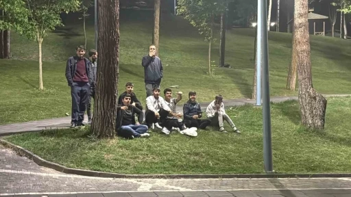Motosiklet sürücülerine ceza yağdı; onlar ise çekirdek yiyerek izledi
