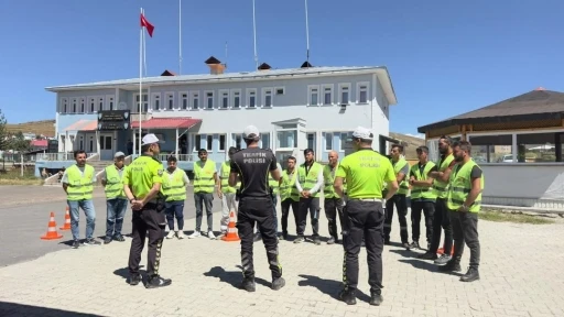 Motosiklet sürücülerine &quot;2 Teker 1 Hayat&quot; eğitimi verildi
