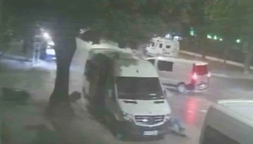Motosiklet s&uuml;r&uuml;c&uuml;lerinin ağır yaralandığı kazanın g&uuml;venlik kamerası ortaya &ccedil;ıktı
