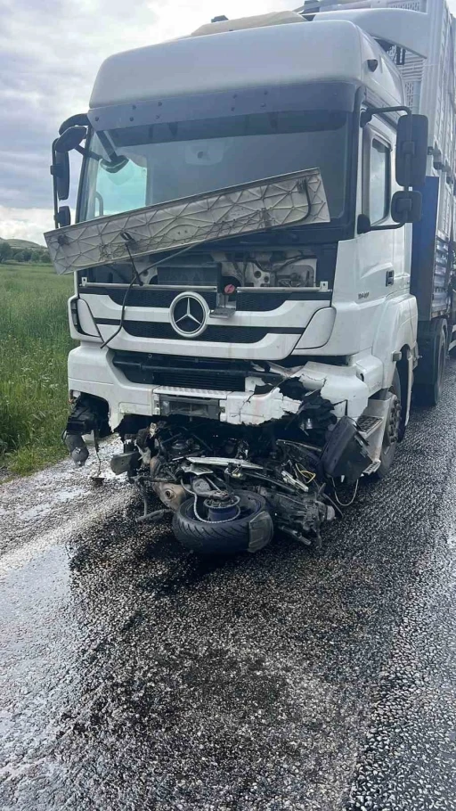 Motosiklet s&uuml;r&uuml;c&uuml;s&uuml; girdiği tırın altında feci şekilde can verdi
