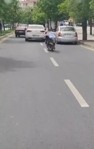 Motosiklet sürücüsü hem kendi canını hem de trafiktekilerin canını hiçe saydı
