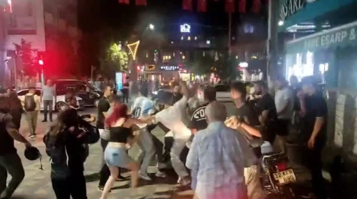 Motosiklet sürücüsü ile yaya arasında çıkan kavgada tekme ve yumruklar havada uçuştu
