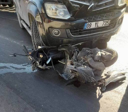 Motosiklet sürücüsü metrelerce sürüklendi
