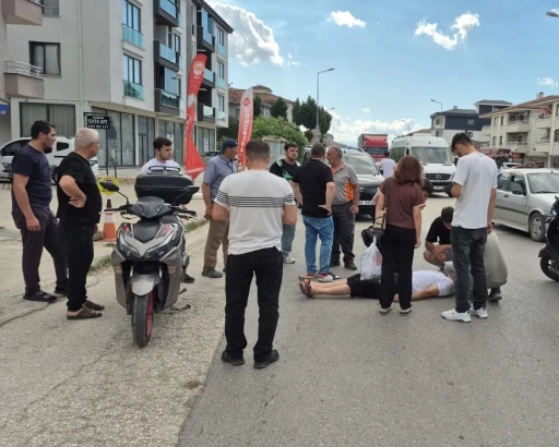 Motosiklet s&uuml;r&uuml;c&uuml;s&uuml; otomobile &ccedil;arpmamak i&ccedil;in frene basınca savruldu: 1 yaralı
