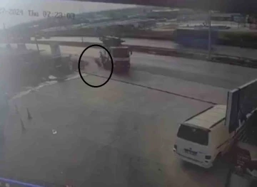 Motosiklet sürücüsünün feci kazada can verdiği anlar kamerada
