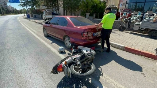 Motosiklet s&uuml;r&uuml;c&uuml;s&uuml;n&uuml;n &ouml;l&uuml;mden d&ouml;nd&uuml;ğ&uuml; kaza anı kameraya yansıdı
