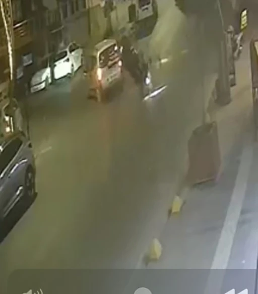 Motosiklet sürücüsünün takla attığı kaza güvenlik kamerasına yansıdı
