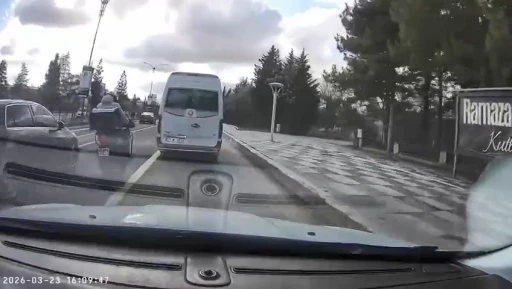 Motosiklet s&uuml;r&uuml;c&uuml;s&uuml;n&uuml;n tehlikeli anları kameraya yansıdı
