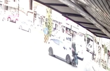 Motosiklet sürücüsünün yaralandığı kaza kamerada
