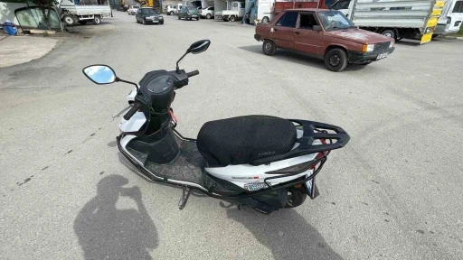Motosiklet s&uuml;r&uuml;c&uuml;s&uuml;n&uuml;n yaralandığı kaza kameraya yansıdı
